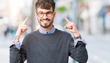 Hem el parmak, harika bir fikir ya da düşünce, iyi bellek ile baş gösteren gülümseyen genç yakışıklı zeki adam gözlük izole üzerinde arka plan