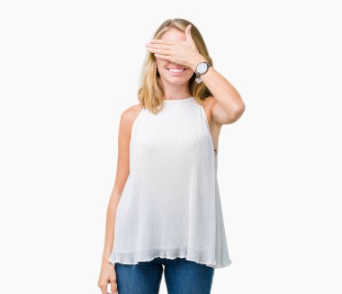 Güzel genç zarif kadın gülümsüyor ve gözleri için sürpriz kapsayan yüz el ile gülüyor izole arka plan yüzünden. Kör kavramı.