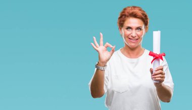 Derecesi sertifika parmak, mükemmel sembolü ile ok işareti yapıyor izole arka plan üzerinde tutan kıdemli beyaz kadın