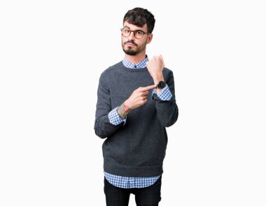 Genç yakışıklı zeki adam işaret seyretmek zaman, sabırsızlık, üzgün ve kızgın için son tarih gecikme için acele izole arka plan üzerinde gözlük
