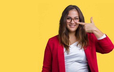 Güzel artı boyutu genç iş kadını giyen şık ceket ve gözlük izole üzerinde işaretleme için yüz ve burun, neşeli gülümseyerek el parmak ile arka plan