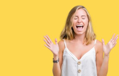 Güzel genç kadın deli ve silah ile başarı için deli kutluyor izole arka plan üzerinde kaldırdı ve heyecanlı çığlık gözler kapalı. Kazanan kavramı