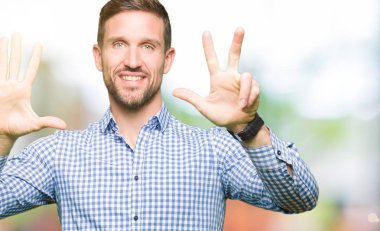 Mavi gözlü yakışıklı iş adamı gösteren ve parmak sayısı sekiz ile işaret kadar güven ve mutlu gülümseyen.
