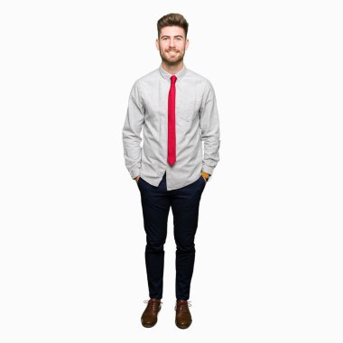 Genç yakışıklı iş adamı yüzünde mutlu ve güzel bir gülümseme ile. Şanslı kişi.