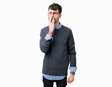 Genç yakışıklı izole arka plan ağız el ile kapsayan yorgun esneme sıkılmış üzerinde gözlük takan adam akıllı. Restless ve uyku hali.