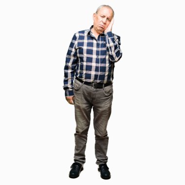 Yakışıklı komuta sizde rahat gömlek düşünme seyir giyen yorgun ve sıkılmış çapraz silah depresyon sorunları ile.