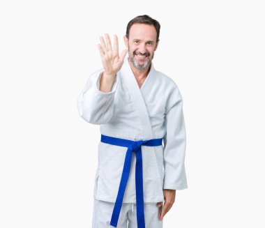 Yakışıklı orta yaş komuta sizde kimono üniforması üzerinde gösterilen arka plan izole ve parmakları ile işaret kendinden emin ve mutlu gülümseyerek süre beş numara.