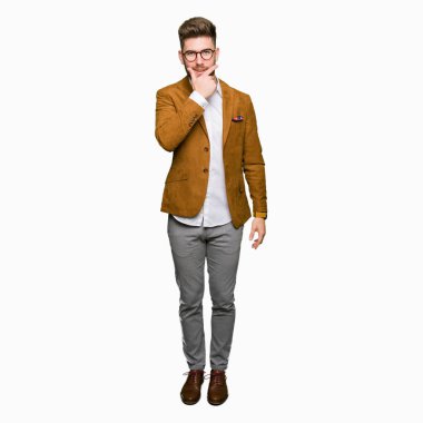 Genç yakışıklı iş adamı olduğuna emin çapraz kollar ve çeneme kaldırdı el ile gülümseme ile kameraya bakıyor. Pozitif düşünce.