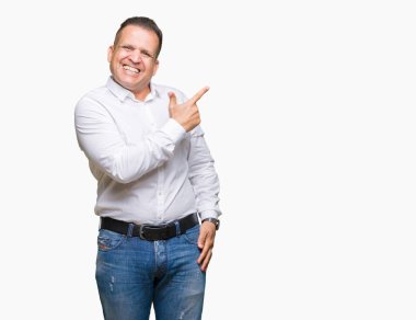 Orta yaş Arap zarif adam izole arka neşeli bir gülümseme ile el ve parmak kadar yan yüzünde mutlu ve doğal ifade ile işaret eden yüz