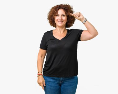 Güzel orta ager izole üst düzey kadın arka plan bir parmak, harika bir fikir ya da düşünce, iyi hafıza ile baş gösteren gülen