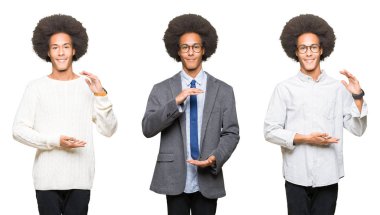 Genç adam kolaj beyaz izole arka plan üzerinde afro saç ile eller büyük ve büyük boyut işareti, ölçmek sembolü gösteren ile işaret. Kameraya bakarak gülümsüyor. Ölçme konsepti.