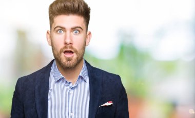 Genç yakışıklı bussines adam korkuyor ve sürpriz ifade, korku ve heyecan yüz ile şok.