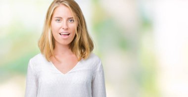 Şüpheci ve alaycı, güzel genç zarif kadın yüzünden şok karşısında izole arka plan açık ağız ile şaşırttı