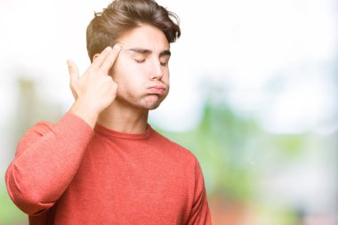 İzole genç yakışıklı adam arka plan çekim ve öldürmek kendini el ve parmaklara baş, intihar jest işaret.