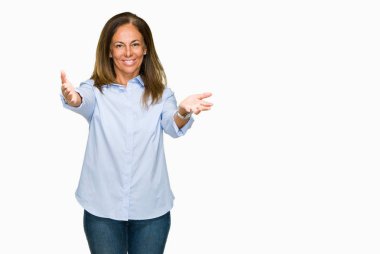 Güzel orta yaş iş sarılmak için kollarını açarak gülümseyerek kameraya bakarak izole arka plan yetişkin kadın. Neşeli ifade kucaklayan mutluluk.