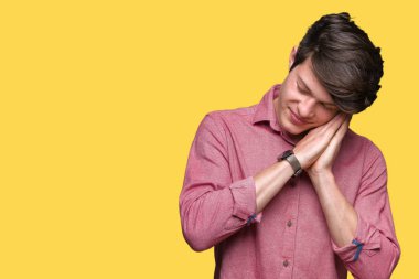 Genç yakışıklı iş adamı uyku yorgun hayal ve ile gülümseyen gözleri kapalı iken ellerle birlikte poz izole arka plan üzerinde.