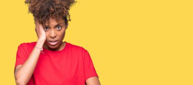 Güzel genç Afro-Amerikan kadın izole arka plan yüzünden endişeli, geç korkuyor izle anda arıyorsunuz