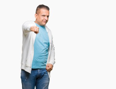 Kavga etmek izole arka plan kum yumruk, saldırgan ve kızgın saldırı, tehdit ve şiddet kazak giyen orta yaş Arap adam