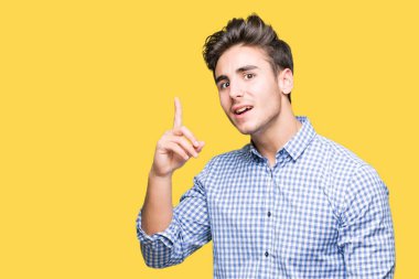 Genç yakışıklı iş adamı ile başarılı fikir parmağı yukarıyı izole arka plan üzerinde. Çıktıktan ve mutlu. Bir numara.