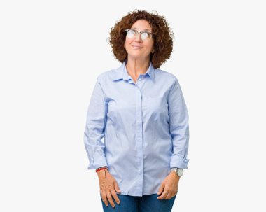Güzel orta ager üst düzey businees kadın görünümlü yan ve dik dik bakma uzağa düşünce gülümseyen izole arka plan üzerinde gözlük.