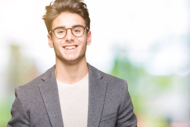 Yüzünde mutlu ve güzel bir gülümseme ile izole arka plan üzerinde gözlük takan genç iş adamı. Şanslı kişi.