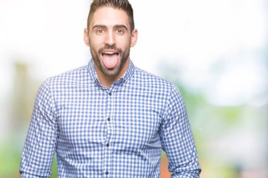 Yakışıklı delikanlı dilini izole arka plan üzerinde out komik ifade ile mutlu. Duygu kavramı.