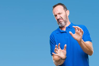 Orta yaş ağarmış komuta sizde izole arka plan üzerinde tiksinti ifadesi, memnun ve korkulu tiksinti yüz yapıyorsun çünkü nefret tepki. Elleriyle kaldırdı. Sinir bozucu kavramı.