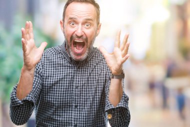 Orta yaş ağarmış üst düzey adam deli kutluyor arka plan izole ve başarı için kaldırdı kollarını açarak hayrete ve heyecanlı çığlık gözleri açık. Kazanan kavramı