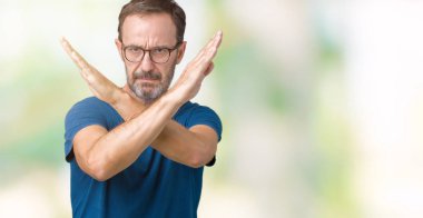 Yakışıklı orta yaş ağarmış komuta sizde gözlük izole arka plan ret ifade geçiş kollarına eksi işareti, kızgın surat yapıyor nedir