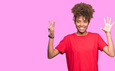 Güzel genç Afro-Amerikan kadın gösterilen ve parmakları ile işaret izole arka plan yüzünden kendinden emin ve mutlu gülümseyerek süre 8 numaralı.