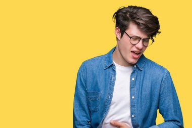 Yakışıklı delikanlı üzerinde gözlük takan izole mide üzerinde el ile arka plan çünkü hazımsızlık, ağrılı hastalık hasta hissediyor. Ağrısı kavramı.