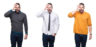 Beyaz izole arka plan üzerinde yakışıklı adam kolaj sürpriz yüz, göz parmaklarıyla bakarak şok ok jest yapıyor. İnanılmaz ifade.