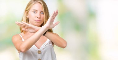 Güzel genç kadın yüzünden izole arka plan ret ifade geçiş silah eksi işareti, kızgın surat yapıyor