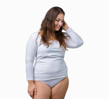 Artı boyutu genç overwight kadın güzel üzerinde beyaz iç çamaşırı giyiyor arka plan görünümlü yan ve dik dik bakma uzağa düşünce gülümseyen izole.