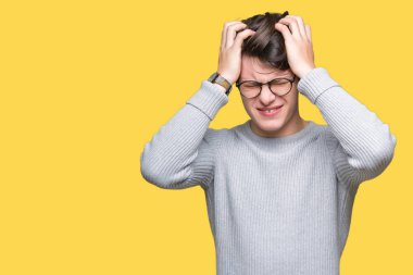 Çünkü çaresiz ve stresli baş ağrısı acı izole arka plan üzerinde gözlüklü genç yakışıklı adam ağrı ve migren. Ellerini kafasına.