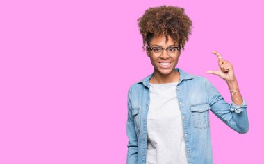 Güzel genç Afro-Amerikan kadın gözlük gülümseyen izole arka plan ve süre seyir ve kamera boyutu işaret parmaklarıyla yapıyor el ile kendinden emin eller üzerinde. Ölçü kavramı.