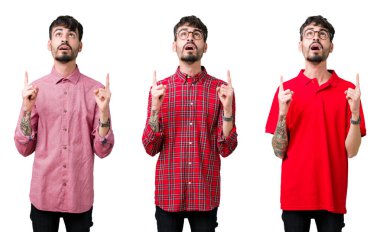 İzole arka plan üzerinde gözlük takan genç adam kolaj hayran ve bakmak ve parmaklar ve yükseltilmiş kollar ile işaret şaşırdı.