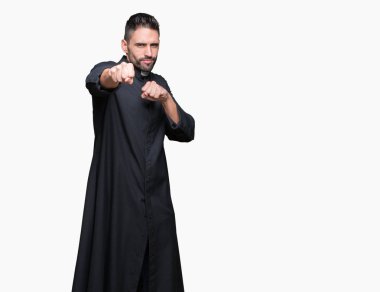 Genç Hıristiyan rahip izole arka plan üzerinde mücadele için saldırgan ve kızgın saldırı, tehdit ve şiddet kum yumruk