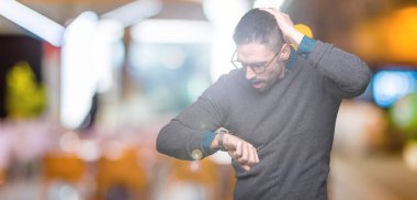 Yakışıklı delikanlı gözlüklü üzerinde arka izole seyretmek zaman endişeli, geç korkuyor arıyorsunuz