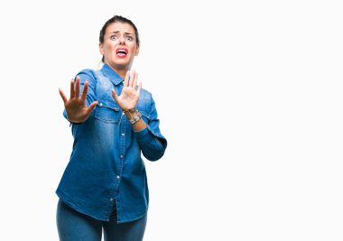 Şokta bağırarak genç güzel kadın izole arka plan korkuyor ve korku ifade dur hareketi el ile ile çok korkmuş. Panik kavramı.