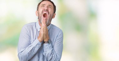 Yakışıklı orta yaş yalvarıyor ve umut ifade yüzünde çok duygusal ve endişe ile birlikte elleriyle dua izole arka plan üzerinde zarif komuta sizde. Bağışlanmak. Din kavramı.