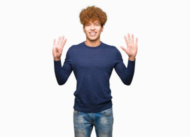 Gösterilen ve parmakları ile işaret afro saçlı genç yakışıklı adam numara 9 kendinden emin ve mutlu gülümseyerek süre.