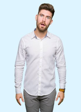 Şüpheci ve alaycı, arayan genç yakışıklı iş adamı şok karşısında açık ağız ile şaşırttı