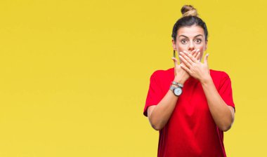 Genç güzel kadın izole arka plan ağız hata için elleriyle kapsayan şok yüzünden. Gizli kavramı.