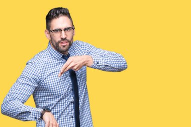 Acele işaretleme izlemek için zaman, sabırsızlık, üzgün ve kızgın son tarih gecikme için arka plan üzerinde gözlük takan genç iş adamı izole