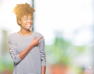 Güzel genç Afro-Amerikan kadın izole arka neşeli bir gülümseme ile yüz el ve parmak kadar mutlu ve doğal ifade yüzünde yanında işaret içinde gözlük