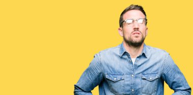 Çünkü mide üzerinde el ile gözlük takan yakışıklı hazımsızlık, ağrılı hastalık hasta hissediyor. Ağrısı kavramı.