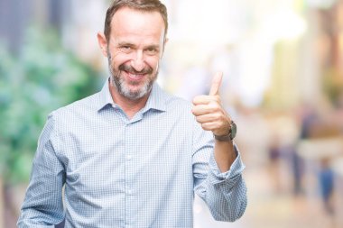 Orta yaş ağarmış üst düzey iş adamı mutlu Yaşasın el ile jest yapıyor izole arka plan üzerinde. Kameraya bakarak başarı gösteren ile ifade onaylama.