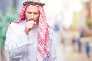 Keffiyeh duygu hasta ve soğuk veya bronşit için semptom olarak öksürük izole arka plan üzerinde giyen üst düzey Arap adam. Sağlık kavramı.
