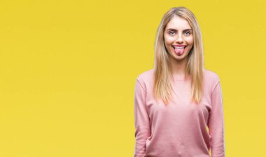 Dilini izole arka plan üzerinde pembe kış kazak giyen genç güzel sarışın kadın out komik ifade ile mutlu. Duygu kavramı.